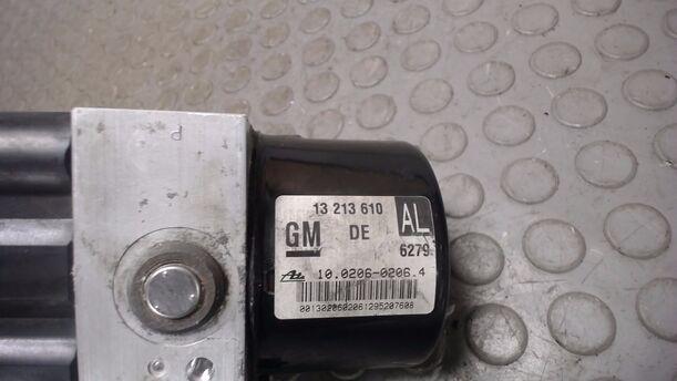 Foto: HAUPTBREMSAGGREGAT ABS eines Opel Astra 1.6 Caravan Style