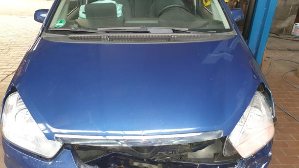 Foto: MOTORHAUBE eines Ford C-MAX 1.6 Style