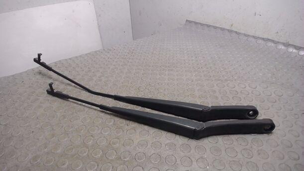 Foto: SCHEIBENWISCHERARME VORNE eines VW Golf 1.4 Style