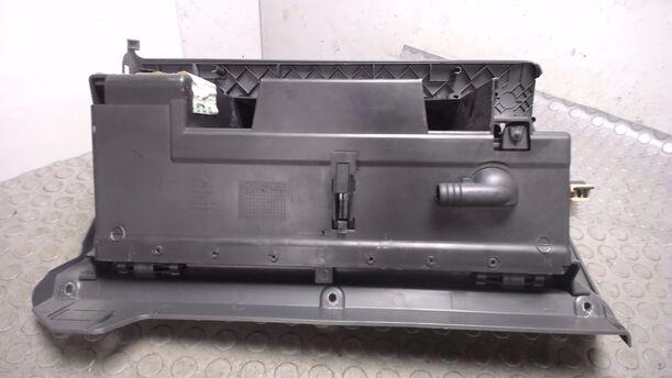 Foto: HANDSCHUHFACH eines VW Golf 1.4 Style