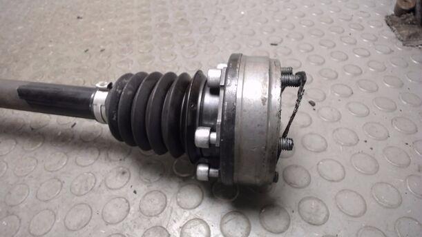 Foto: ANTRIEBSWELLE LINKS ( SCHALTGETRIEBE ) eines VW Golf 1.4 Style