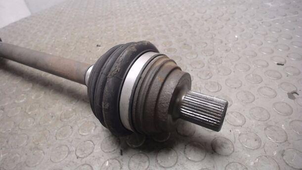 Foto: ANTRIEBSWELLE LINKS ( SCHALTGETRIEBE ) eines VW Golf 1.4 Style