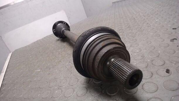 Foto: ANTRIEBSWELLE LINKS ( SCHALTGETRIEBE ) eines VW Golf 1.4 Style