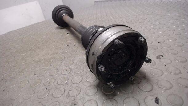Foto: ANTRIEBSWELLE LINKS ( SCHALTGETRIEBE ) eines VW Golf 1.4 Style