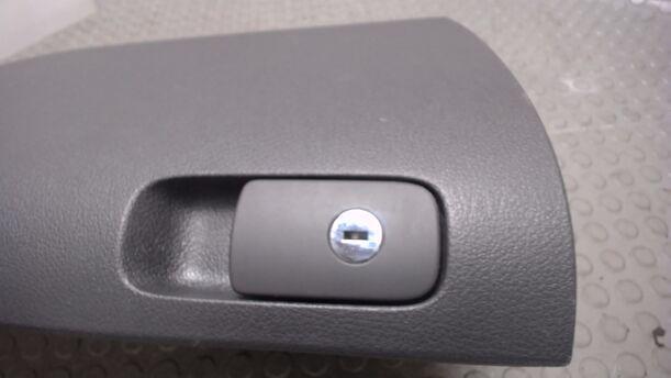 Foto: HANDSCHUFACH eines VW Golf Plus 2.0 FSI Style