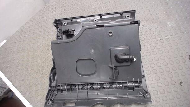 Foto: HANDSCHUFACH eines VW Golf Plus 2.0 FSI Style