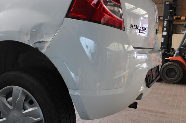 Foto: STOSSFÄNGER / STOSSTANGE HINTEN eines Dacia Sandero 1.2 16V Style