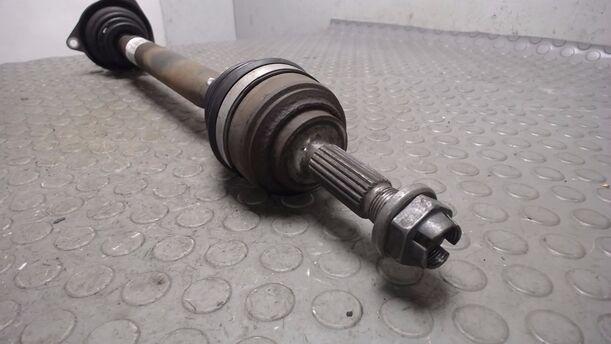 Foto: ANTRIEBSWELLE LINKS ( SCHALTGETRIEBE ) eines Dacia Sandero 1.2 16V Style