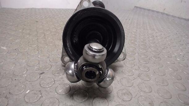 Foto: ANTRIEBSWELLE LINKS ( SCHALTGETRIEBE ) eines Dacia Sandero 1.2 16V Style
