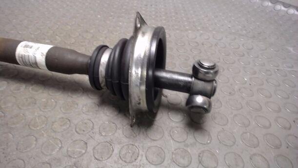 Foto: ANTRIEBSWELLE LINKS ( SCHALTGETRIEBE ) eines Dacia Sandero 1.2 16V Style