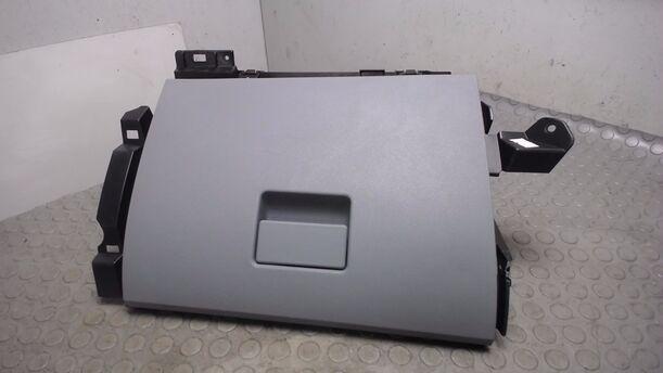 Foto: HANDSCHUFACH eines Ford C-MAX 1.6 Style