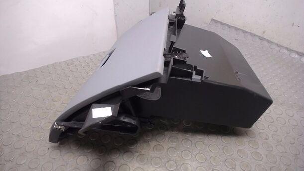 Foto: HANDSCHUFACH eines Ford C-MAX 1.6 Style