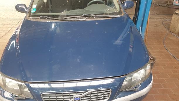 Foto: MOTORHAUBE eines Volvo S60 2.4 Style