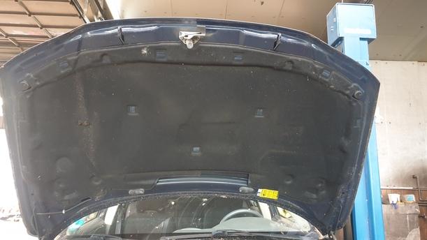 Foto: MOTORHAUBE eines Volvo S60 2.4 Style