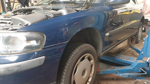 Foto: KOTFLÜGEL VORNE LINKS eines Volvo S60 2.4 Style