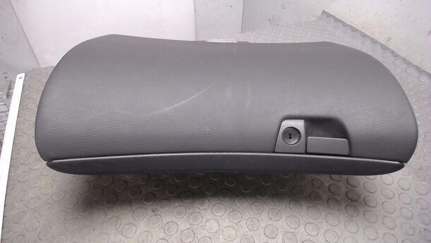 Foto: HANDSCHUFACH eines Volvo S60 2.4 Style