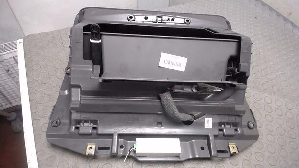 Foto: HANDSCHUFACH eines Volvo S60 2.4 Style