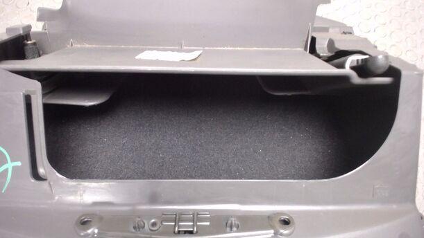 Foto: HANDSCHUFACH eines Volvo S60 2.4 Style