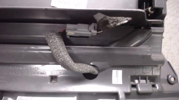 Foto: HANDSCHUFACH eines Volvo S60 2.4 Style