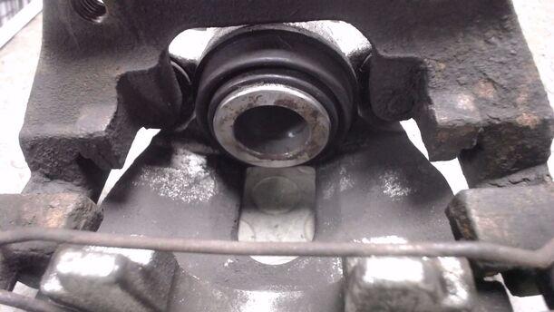 Foto: BREMSSATTEL HINTEN RECHTS eines Volvo S60 2.4 Style