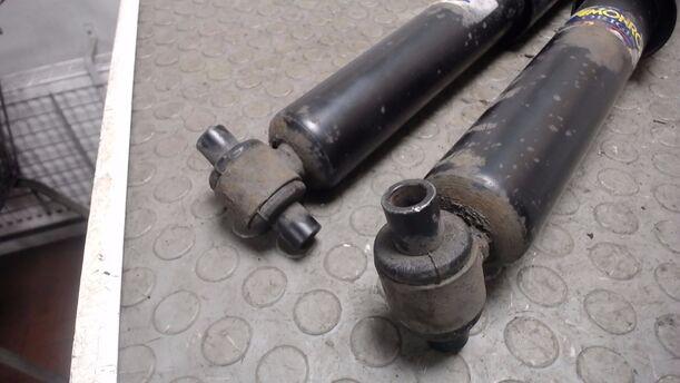 Foto: STOSSDÄMPFERPAAR HINTEN eines Volvo S60 2.4 Style