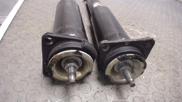 Foto: STOSSDÄMPFERPAAR HINTEN eines Volvo S60 2.4 Style