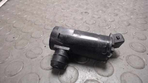 Foto: SCHEIBENWASCHPUMPE eines Volvo S60 2.4 Style