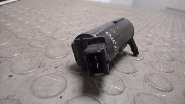 Foto: SCHEIBENWASCHPUMPE eines Volvo S60 2.4 Style