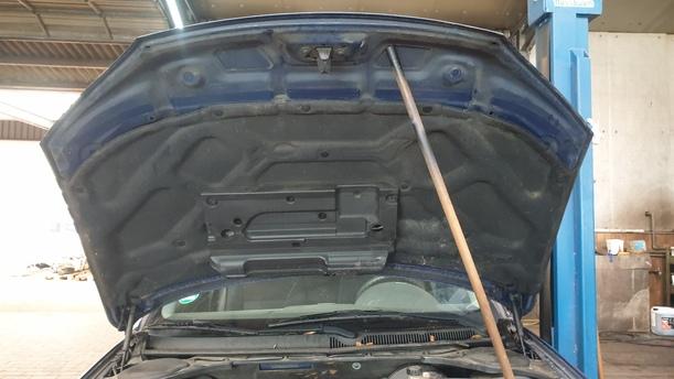 Foto: MOTORHAUBE eines Ford Mondeo 1.8 Turnier Style