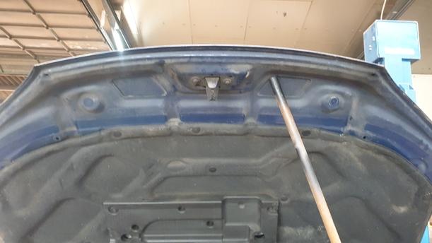 Foto: MOTORHAUBE eines Ford Mondeo 1.8 Turnier Style