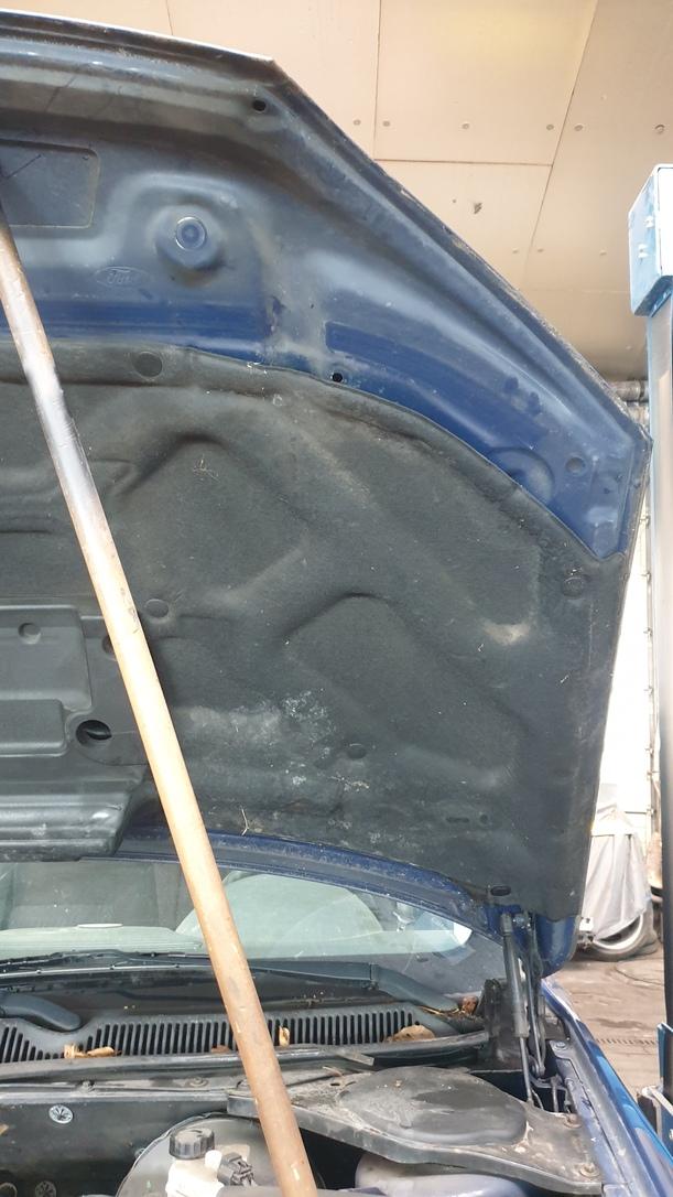 Foto: MOTORHAUBE eines Ford Mondeo 1.8 Turnier Style