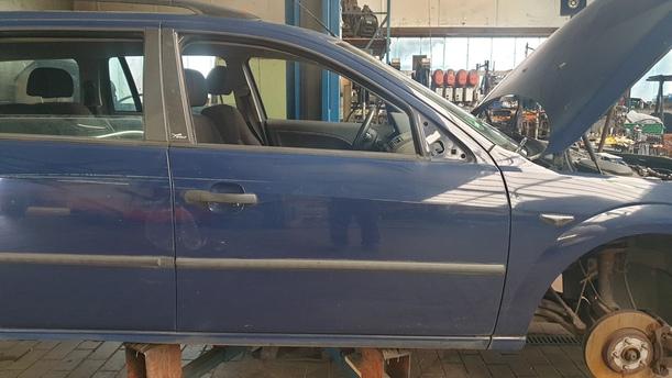 Foto: TÜR VORNE RECHTS eines Ford Mondeo 1.8 Turnier Style