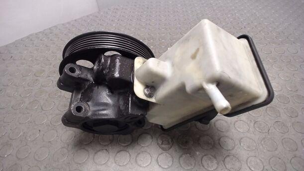 Foto: PUMPE SERVOLENKUNG / SERVOPUMPE eines Ford Mondeo 1.8 Turnier Style