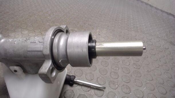 Foto: HAUPTBREMSZYLINDER eines Ford Mondeo 1.8 Turnier Style