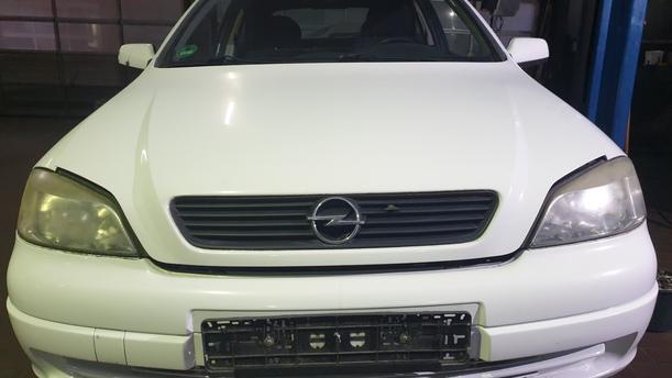 Foto: MOTORHAUBE ( OHNE KÜHLERGRILL ) eines Opel Astra 1.6 Style