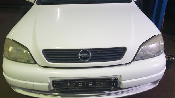 Foto: MOTORHAUBE ( OHNE KÜHLERGRILL ) eines Opel Astra 1.6 Style