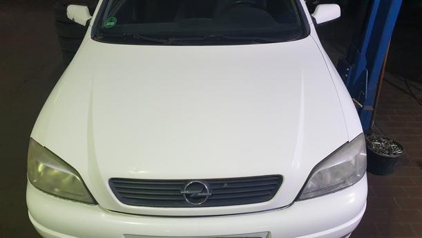 Foto: MOTORHAUBE ( OHNE KÜHLERGRILL ) eines Opel Astra 1.6 Style