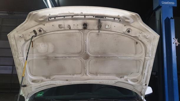 Foto: MOTORHAUBE ( OHNE KÜHLERGRILL ) eines Opel Astra 1.6 Style