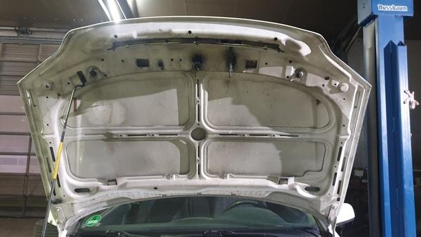 Foto: MOTORHAUBE ( OHNE KÜHLERGRILL ) eines Opel Astra 1.6 Style