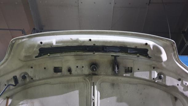 Foto: MOTORHAUBE ( OHNE KÜHLERGRILL ) eines Opel Astra 1.6 Style