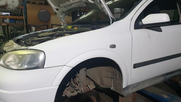 Foto: KOTFLÜGEL LINKS eines Opel Astra 1.6 Style