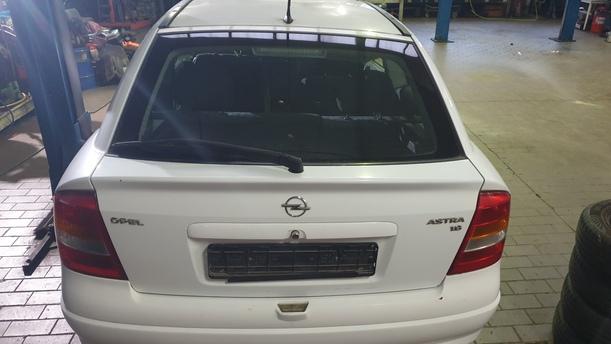 Foto: HECKKLAPPE / HECKDECKEL eines Opel Astra 1.6 Style