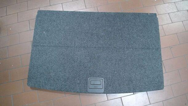 Foto: VERKLEIDUNG RESERVERADWANNE/ KOFFERRAUMBODEN eines VW Golf Plus 2.0 FSI Style