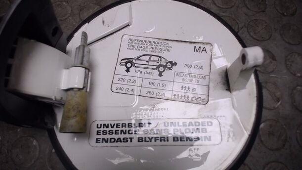 Foto: TANKKLAPPE / TANKDECKEL ( LIMOUSINE ) eines Opel Astra 1.6 Style