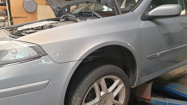 Foto: KOTFLÜGEL VORNE LINKS eines Renault Laguna Grandtour 2.0 dCi Style
