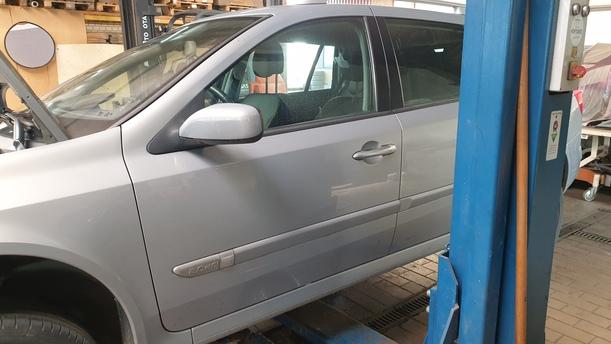 Foto: TÜR VORNE LINKS eines Renault Laguna Grandtour 2.0 dCi Style