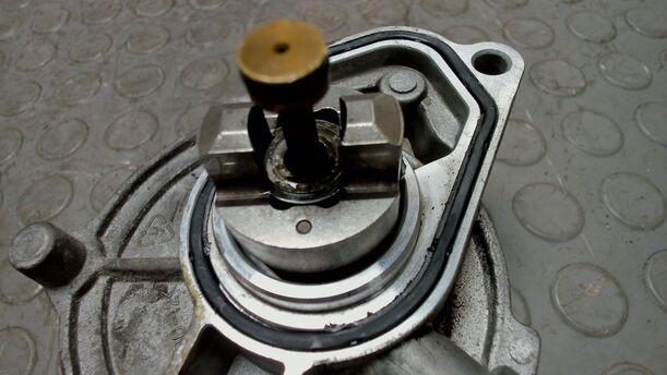 Foto: VAKUUMPUMPE / UNTERDRUCK PUMPE eines Kia Ceed 1.6 CRDi SW Style