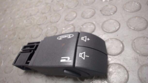 Foto: SCHALTER RADIOBEDIENUNG eines Renault Laguna Grandtour 2.0 dCi Style