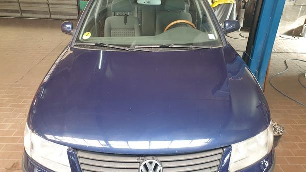 Foto: MOTORHAUBE eines VW Passat Variant 1.9 TDI Style