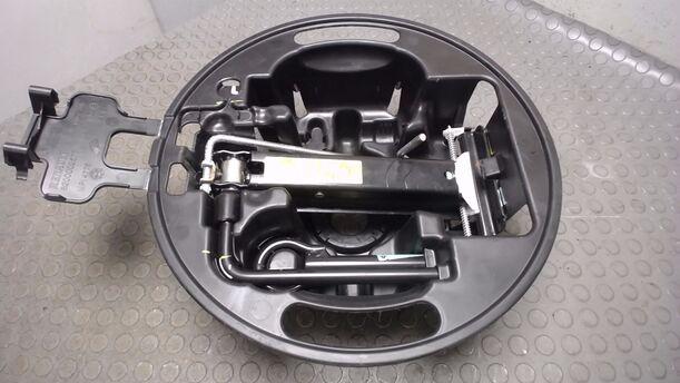 Foto: WAGENHEBER + BORDWERKZEUG eines Renault Laguna Grandtour 2.0 dCi Style